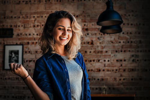 Mujer Vestida Con Chaqueta Azul Con Botones