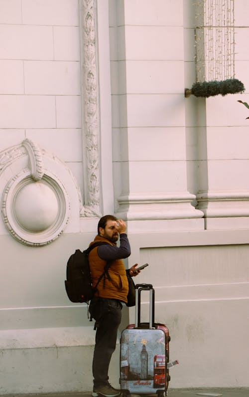 Základová fotografie zdarma na téma batoh, čekání, chytrý telefon