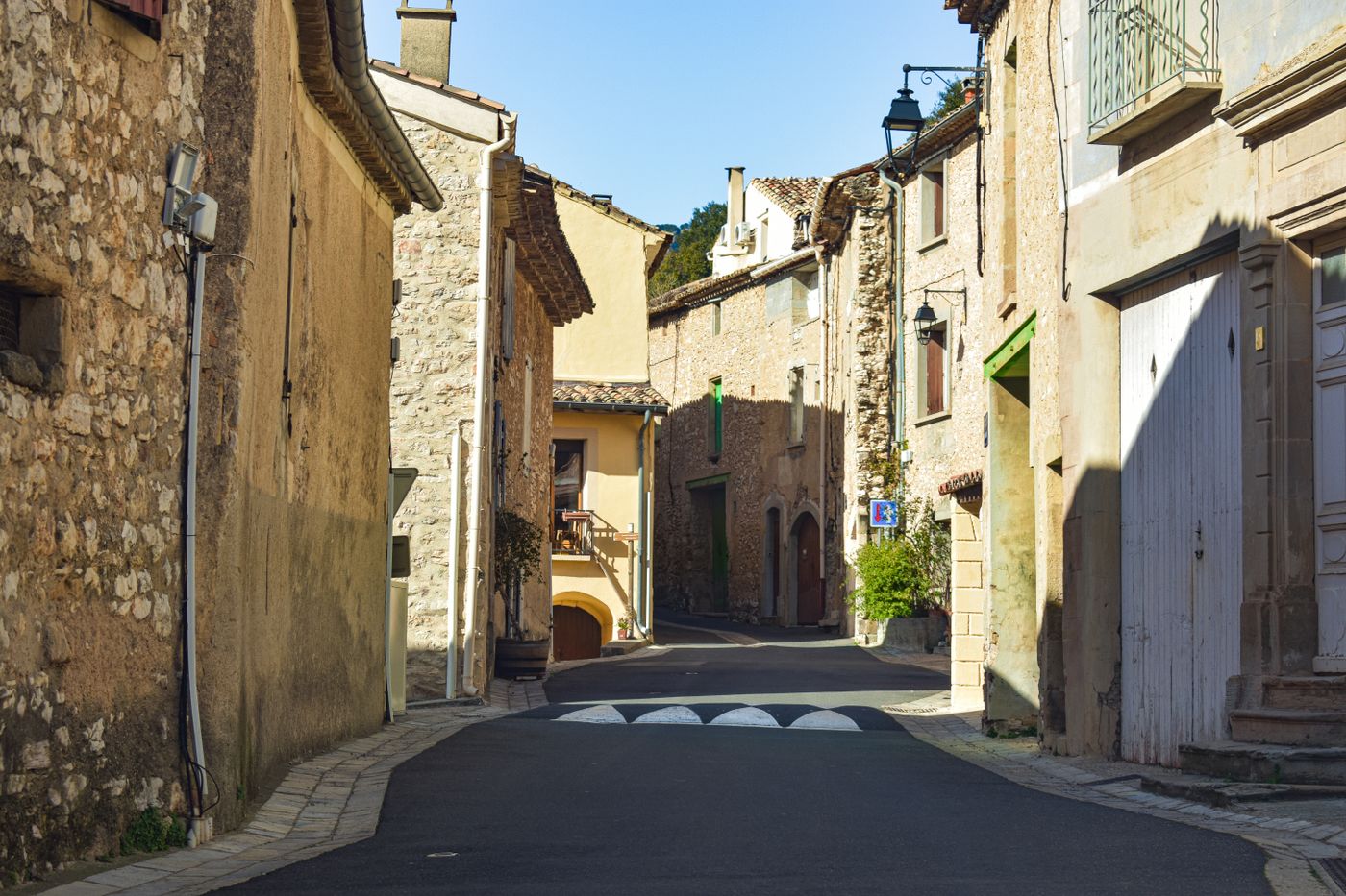 Une ruelle de village français bordée de maisons en pierre