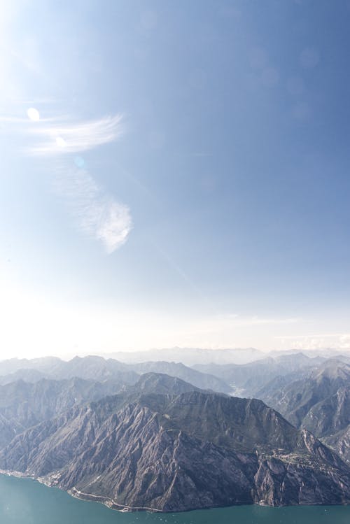 Бесплатное стоковое фото с Аэрофотосъемка, вертикальный выстрел, голубое небо