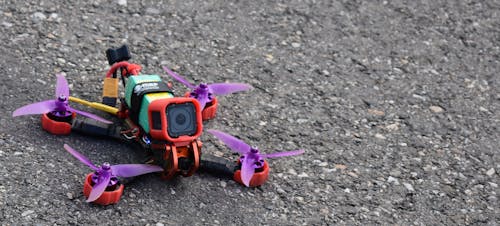 Foto stok gratis dengung, drone di tempat parkir, drone jahat di atas beton