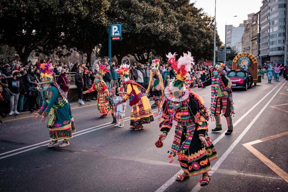 Vibrante desfile de danza callejera con trajes tradicionales en A Coruña, España. Celebración cultural cautivadora.