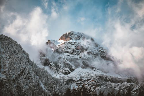 Pico De Montaña Cubierto De Nieve