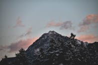 奥地利蒂罗尔州的山峰在色彩缤纷的日落天空映衬下，令人惊叹