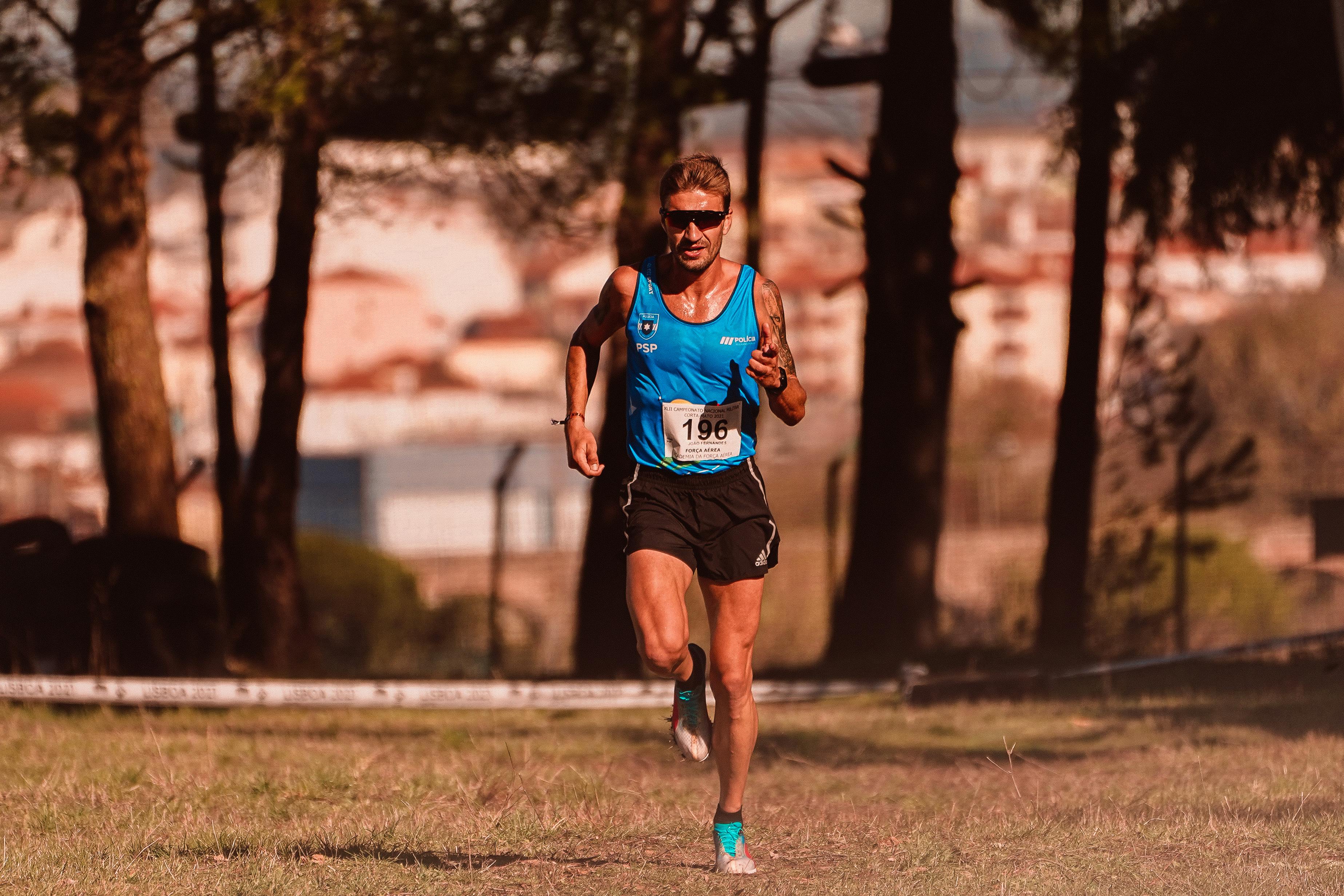 Мужчины, Бегущие По Асфальтовой Дороге · Бесплатные Стоковые Фото