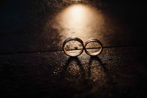 Бесплатное стоковое фото с легкий, обручальные кольца, свадебная фотография