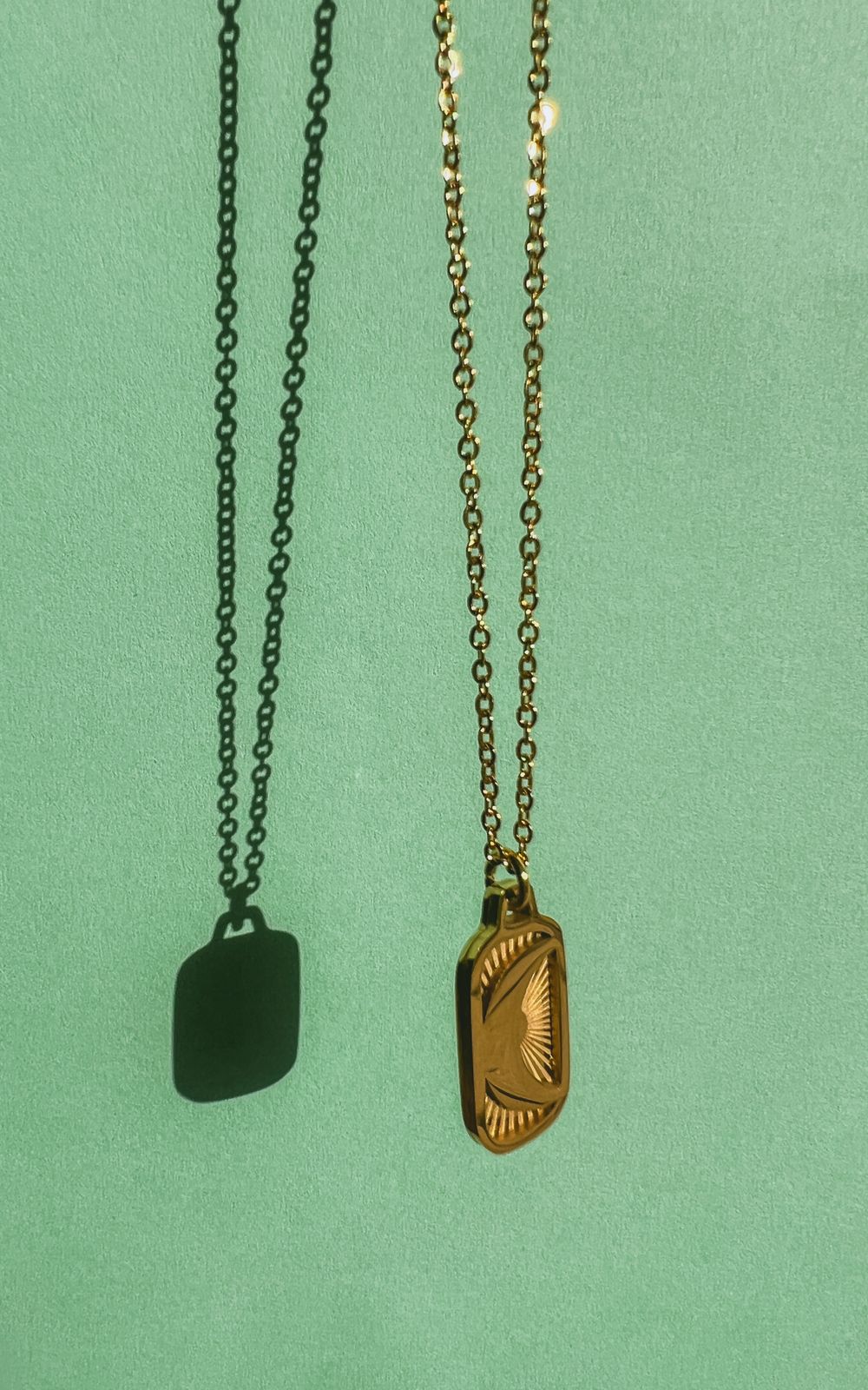 Collana in oro su fondo verde