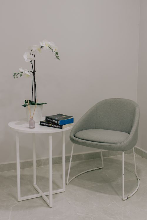 Minimal interior by Ata Ebem on Pexels