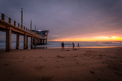 Foto profissional grátis de crepúsculo, férias, freqüentadores da praia