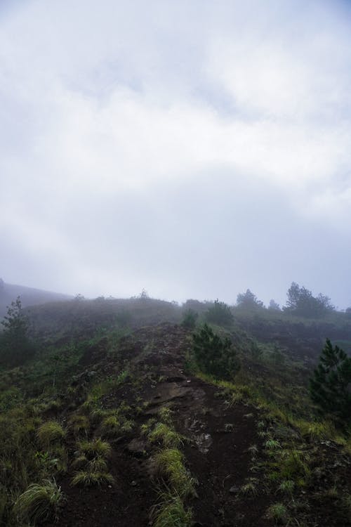 Бесплатное стоковое фото с белые облака, вертикальный выстрел, гора