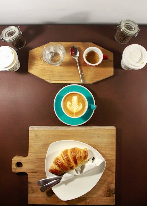 bezplatná Základová fotografie zdarma na téma caffè latte art, croissant, dřevěný Základová fotografie