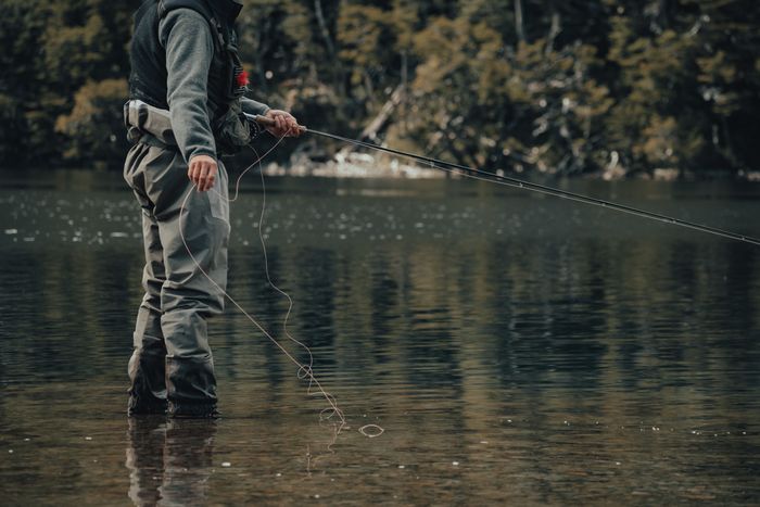 Pescador lendo o ambiente em um lago