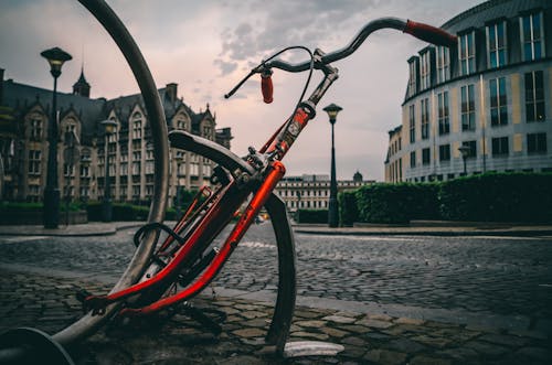 紅色和黑色公路自行車車架的特寫攝影