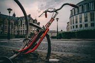 比利时列日的城市景观中，一辆破碎的自行车呈现出戏剧性的镜头