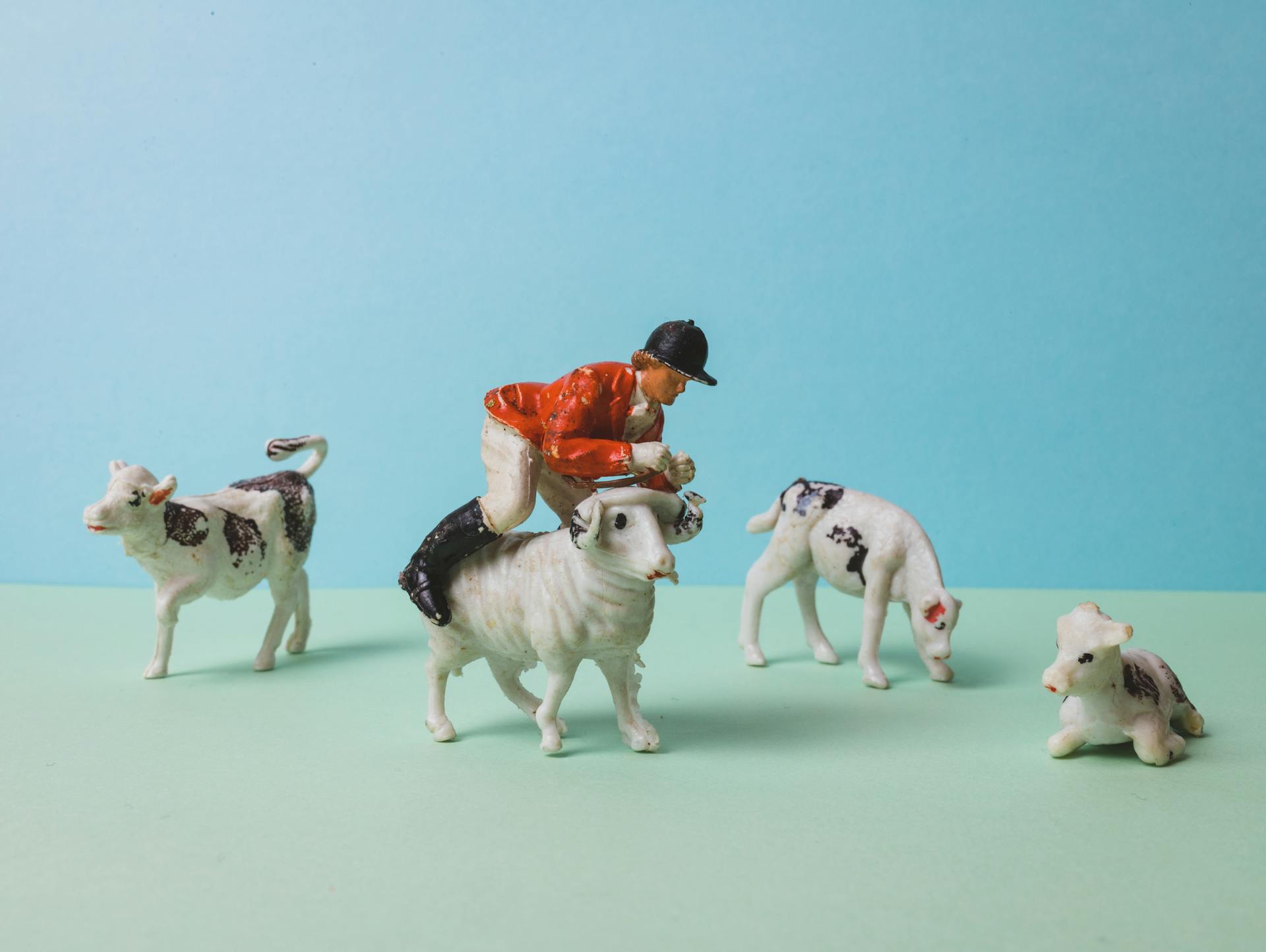 Figurines d'un homme à cheval sur un taureau