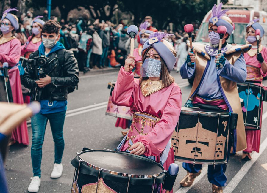 Desfile callejero vibrante con bateristas disfrazados en A Coruña, España.