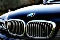 豪华汽车前格栅和徽标的细节成为焦点