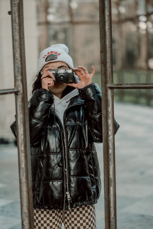 Fotobanka s bezplatnými fotkami na tému držanie, fotenie, fotoaparát