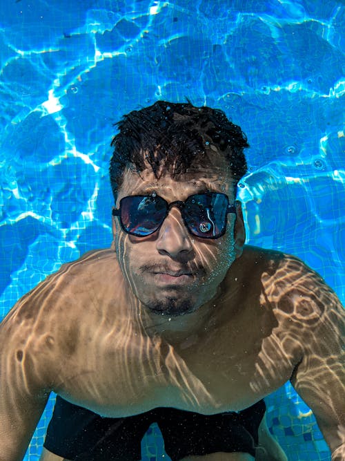 Foto profissional grátis de embaixo da água, homem, nadando