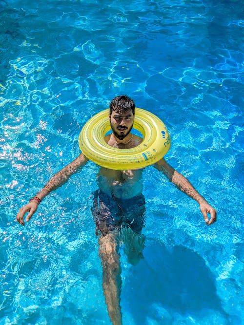 Darmowe zdjęcie z galerii z basen, koło ratunkowe, kółko do pływania, mężczyzna