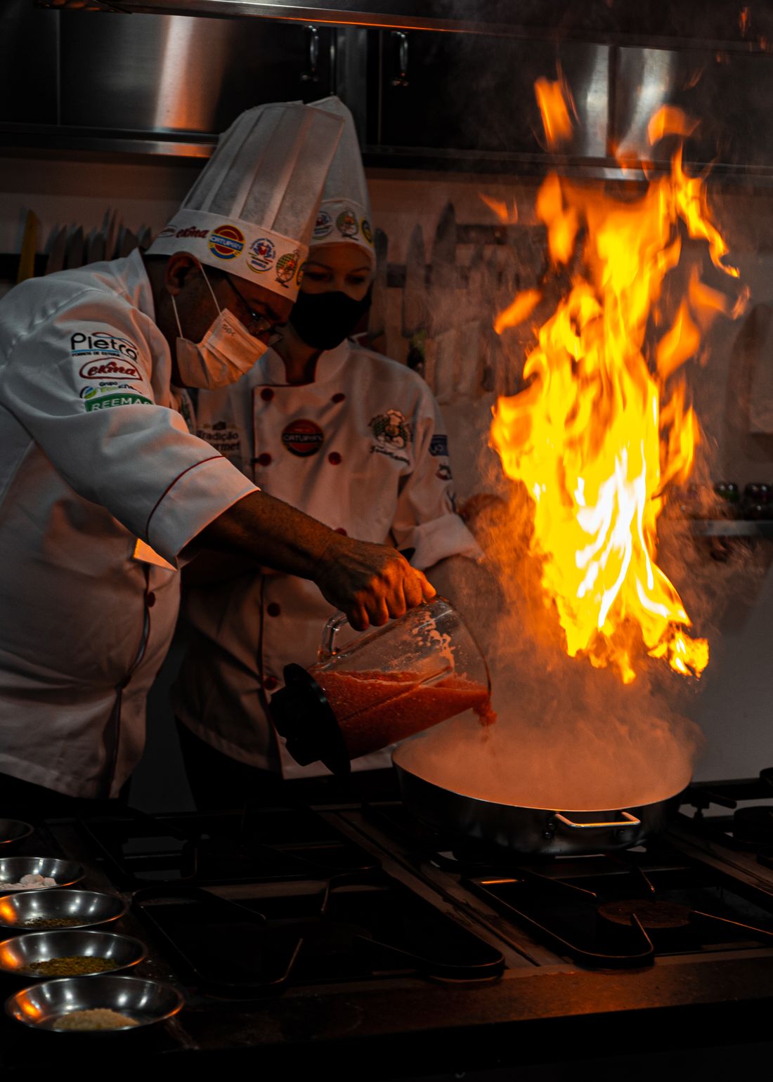 Varios chefs profesionales cocinando en una cocina de restaurante