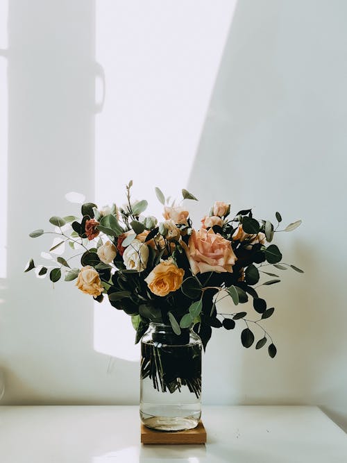 Çiçekler, dikey atış, ev dekorasyonu içeren Ücretsiz stok fotoğraf