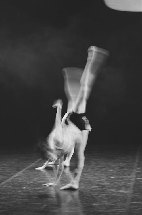 Darmowe zdjęcie z galerii z czarno-biały, monochromatyczny, pionowy strzał