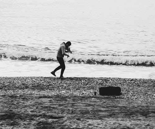 Безкоштовне стокове фото на тему «берег моря, відтінки сірого, монохромний»