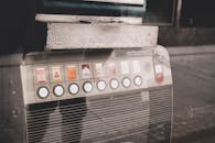 街道上的复古香烟自动售货机，体现了城市的怀旧与复古风格