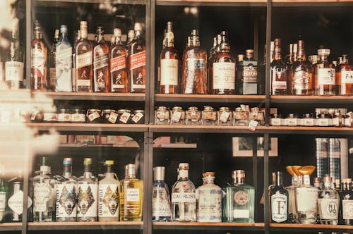 Kostenloses Stock Foto zu alkohol-flaschen, displays, getränke