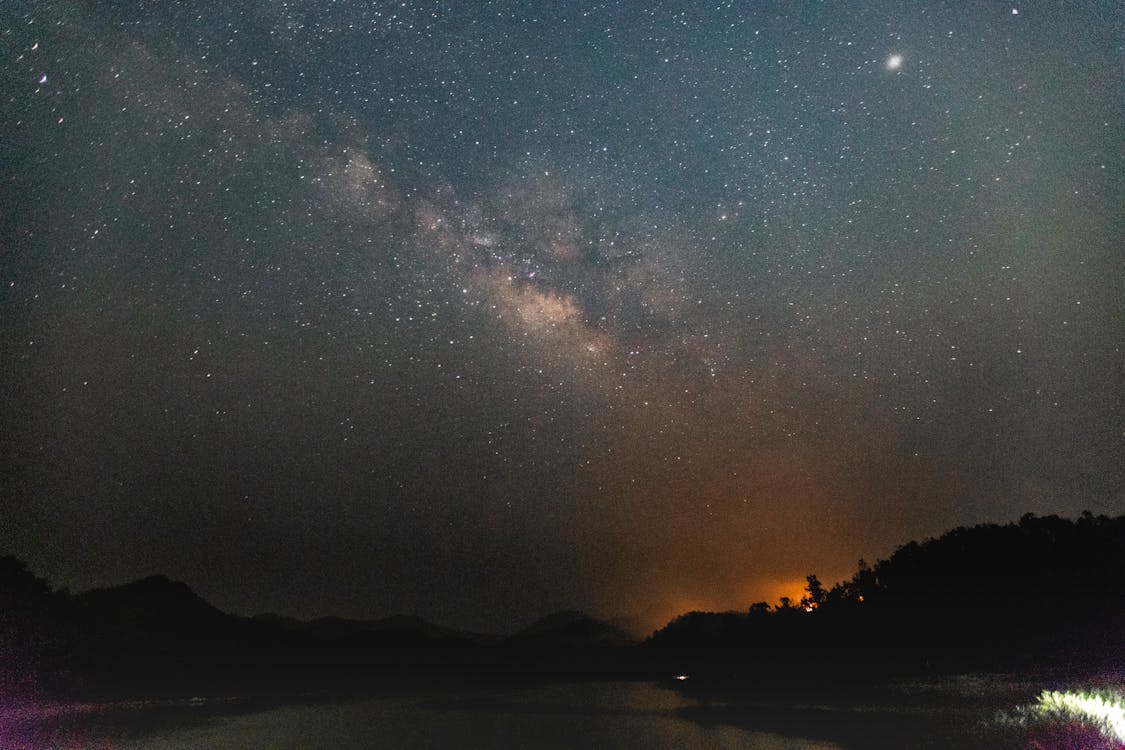 夜 天の川 曇り空の無料の写真素材