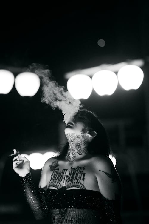Immagine gratuita di avvicinamento, bianco e nero, fumando