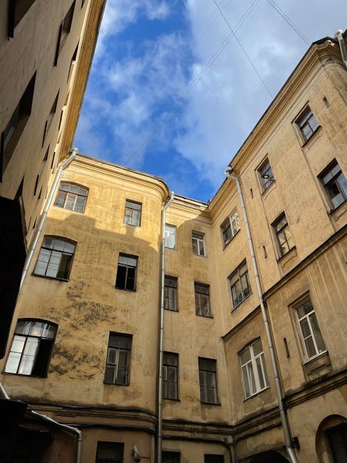 Бесплатное стоковое фото с архитектура, голубое небо, жилой