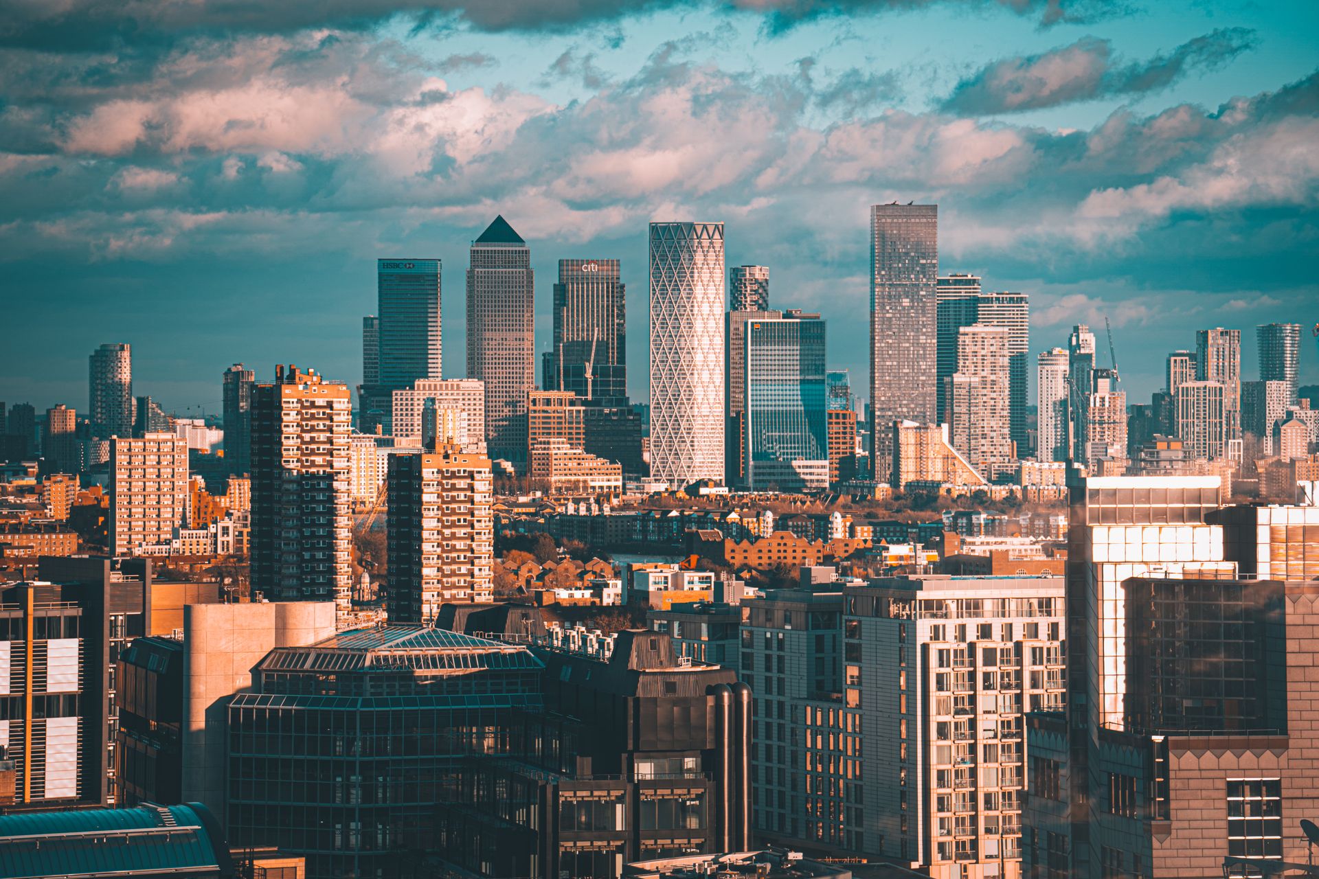 Canary Wharf gökdelenleri gündüz manzarası