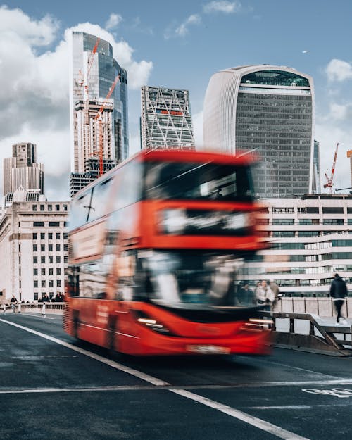 Fotos de stock gratuitas de arquitectura moderna, autobús de dos pisos, autobús rojo