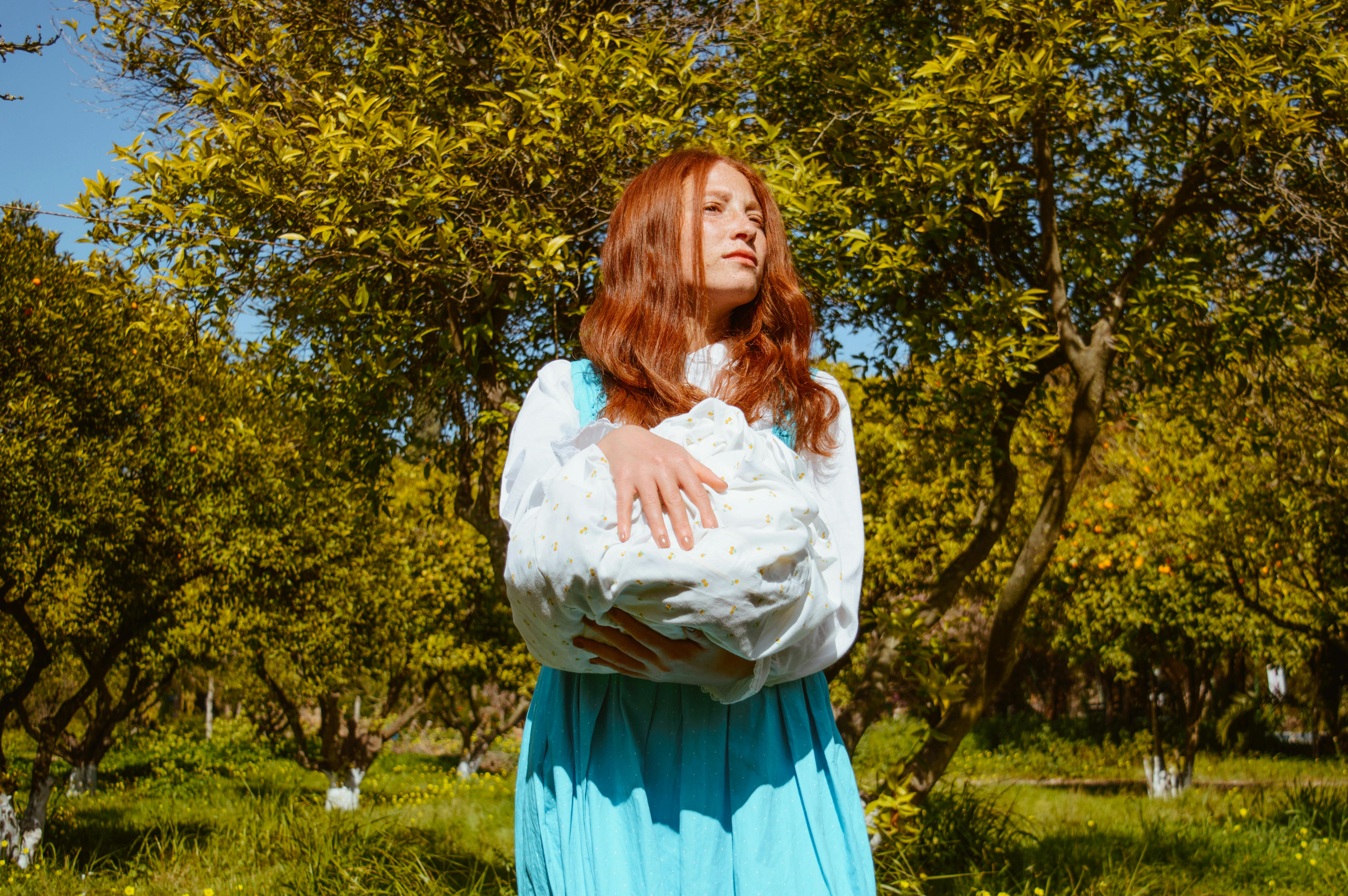 Gratis stockfoto met affectie, baby, bomen Stockfoto