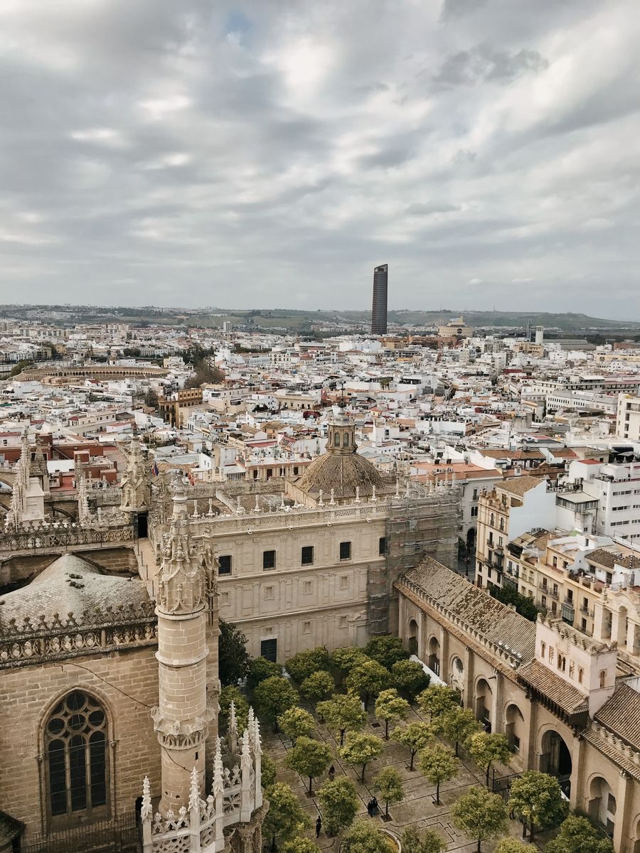 Vedere aeriană a Catedralei din Sevilla și a turnului Giralda, Spania
