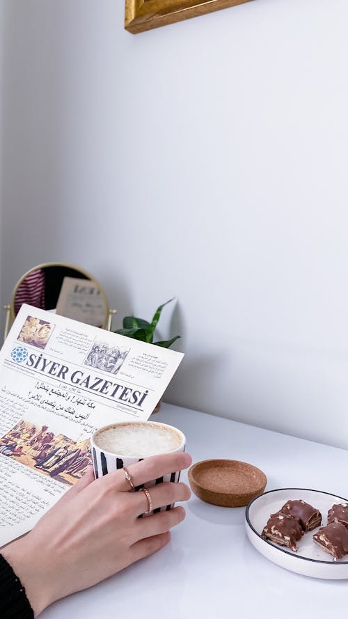 Darmowe zdjęcie z galerii z biały stół, gazeta, kubek kawy