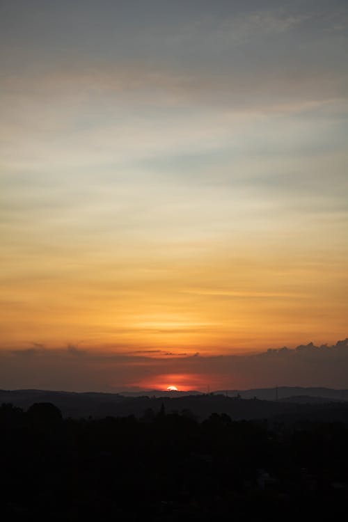 Бесплатное стоковое фото с вертикальный выстрел, восход, живописное небо