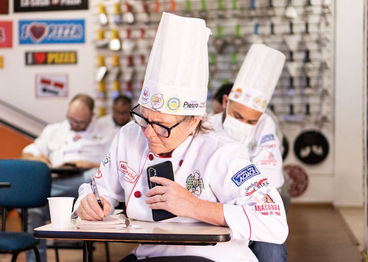 Clase culinaria con estudiantes y docentes