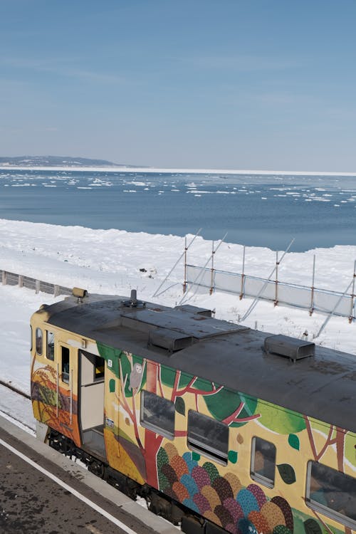 Foto d'estoc gratuïta de cel blau, cobert de neu, ferrocarril