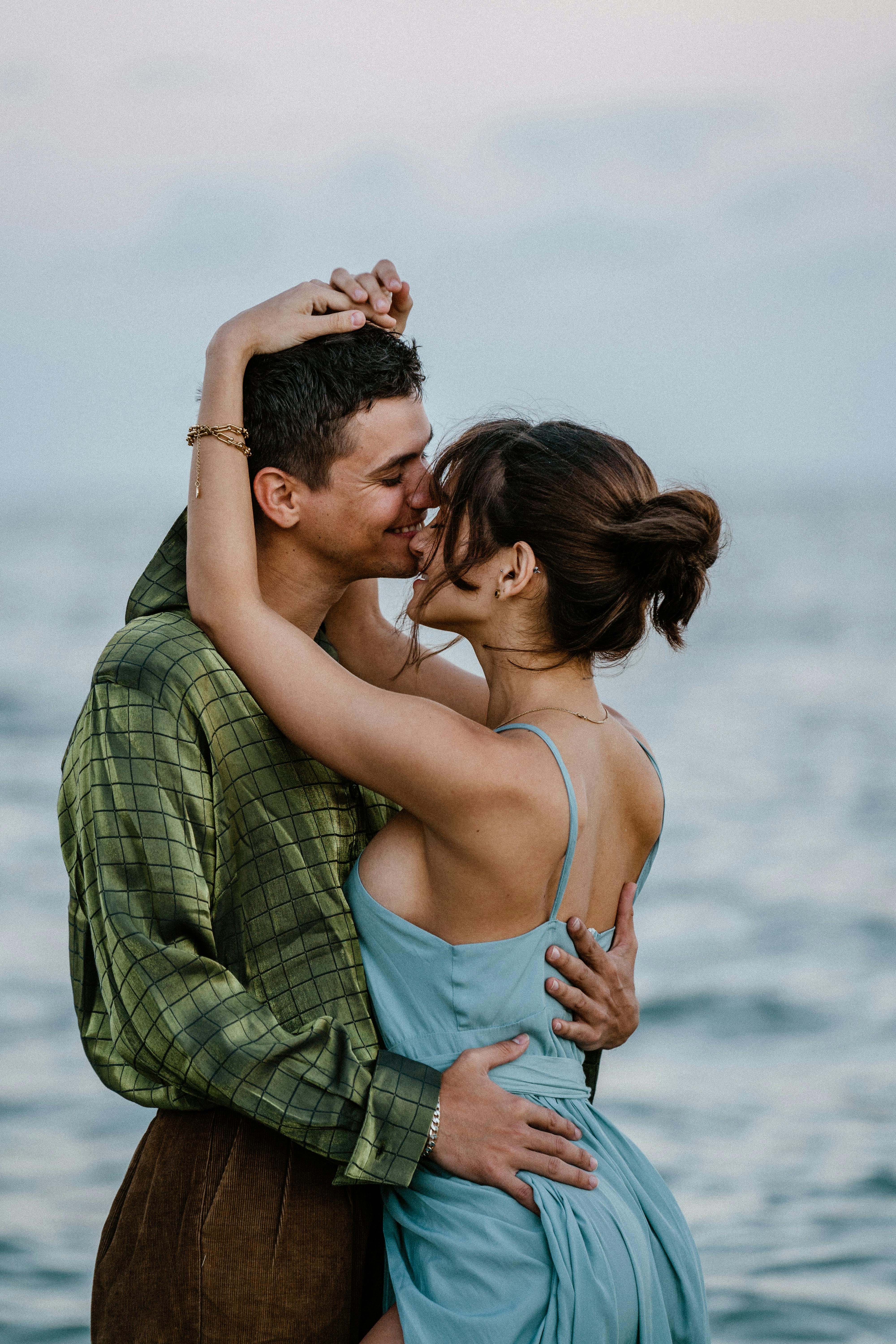 日落时分，一对情侣在海边深情拥抱，散发着浪漫与温暖