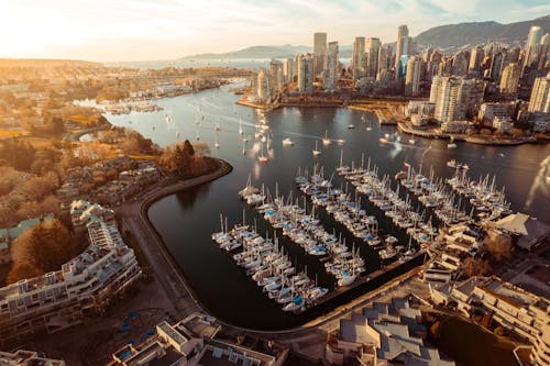 Drohnenlandschaftsansicht Von Der Innenstadt Von Vancouver Und Bootspeer Während Des Goldenen Sonnenuntergangs