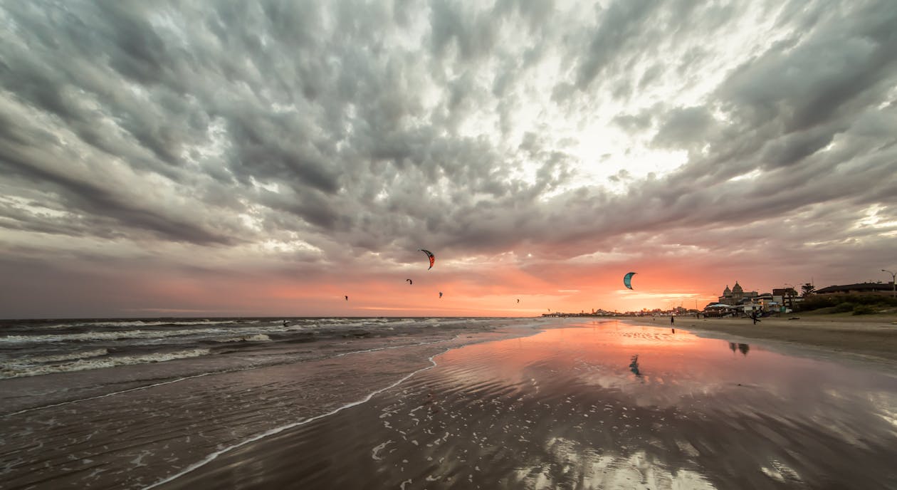 Foto d'estoc gratuïta de capvespre, kitesurf, núvols