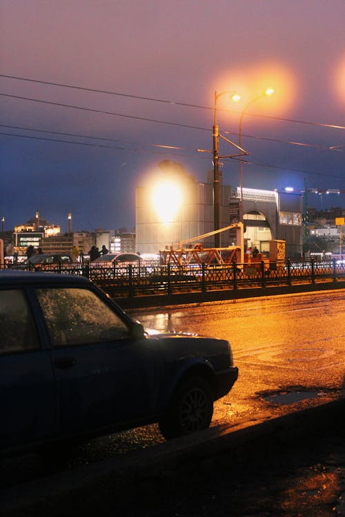 Ingyenes stockfotó este, nedves úton, nyilvános helyen témában