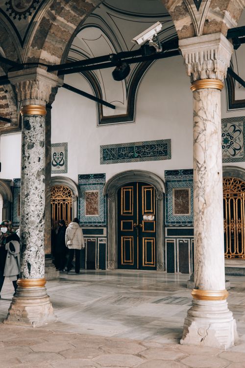 Free Majestic indoor marble columns in an ornate historic setting, showcasing intricate designs and cultural heritage. Stock Photo
