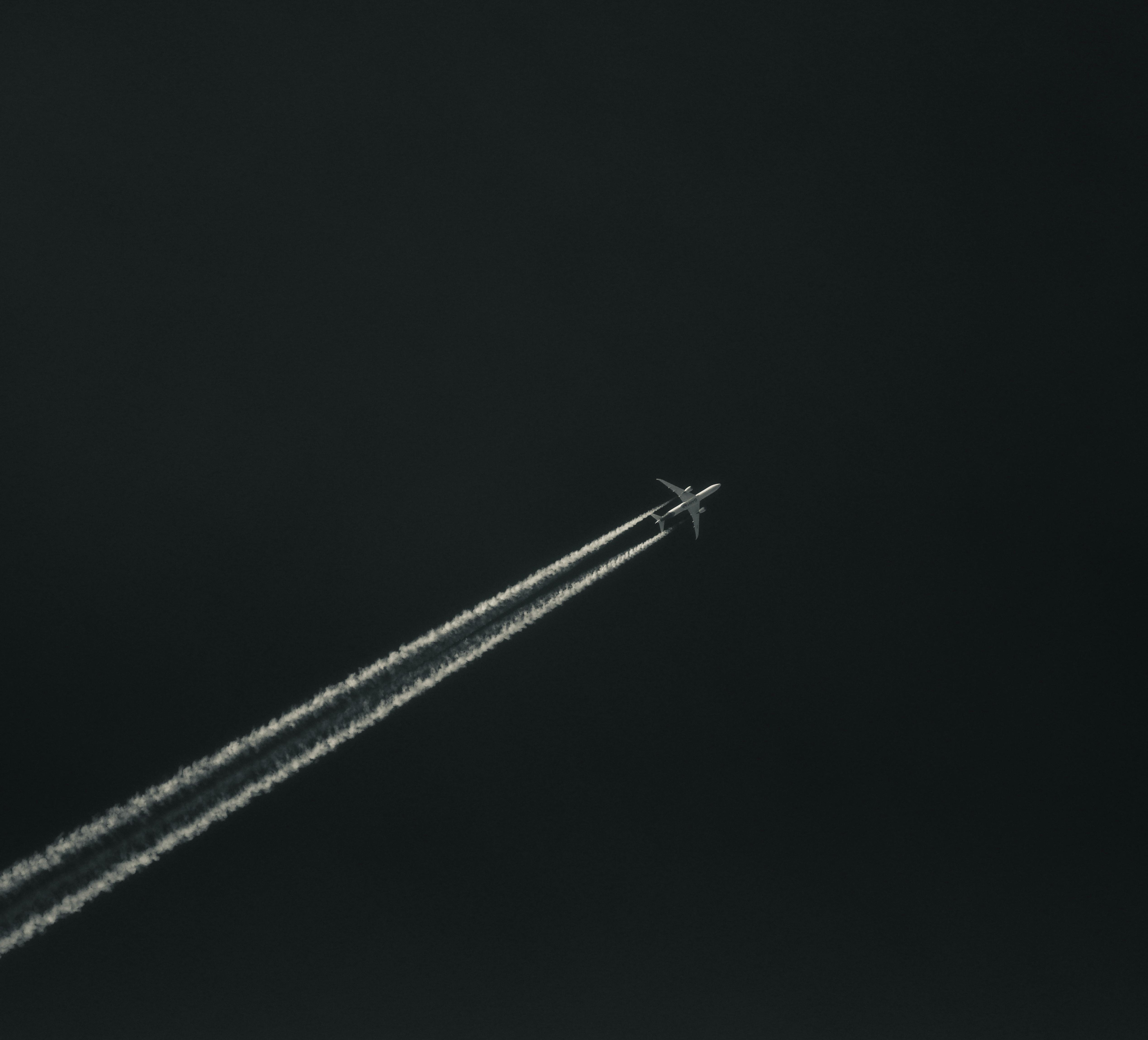 伊朗飛彈襲擊波灣多國 杜拜國際機場與帆船飯店遭受重創