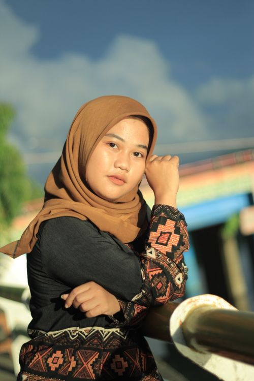 Free Outdoor portrait of a woman in a hijab, captured in natural lighting. Stock Photo