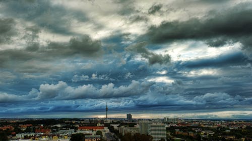 бесплатная Фотография города под облачным небом Стоковое фото