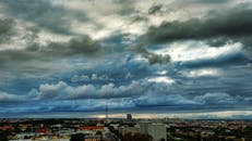 城市天际线景色壮丽，云层富有戏剧性，塔楼造型独特